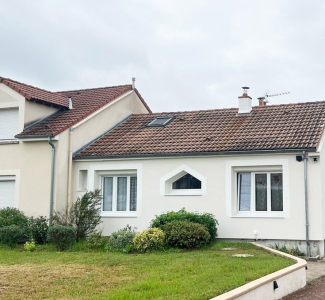 Isolation thermique par l'extérieur finition enduit avec contours de fenêtres en peinture