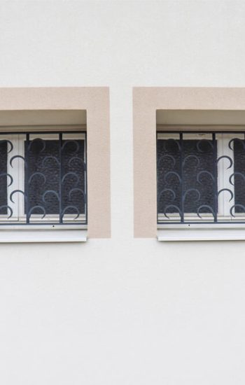 Contour de fenêtre peinture extérieure sur isolation thermique par l'extérieure maison